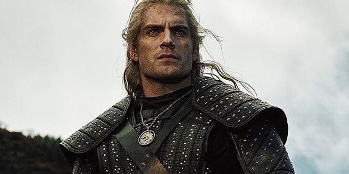 Geralt olhando para longe enquanto o vento sopra em seu rosto em The Witcher.