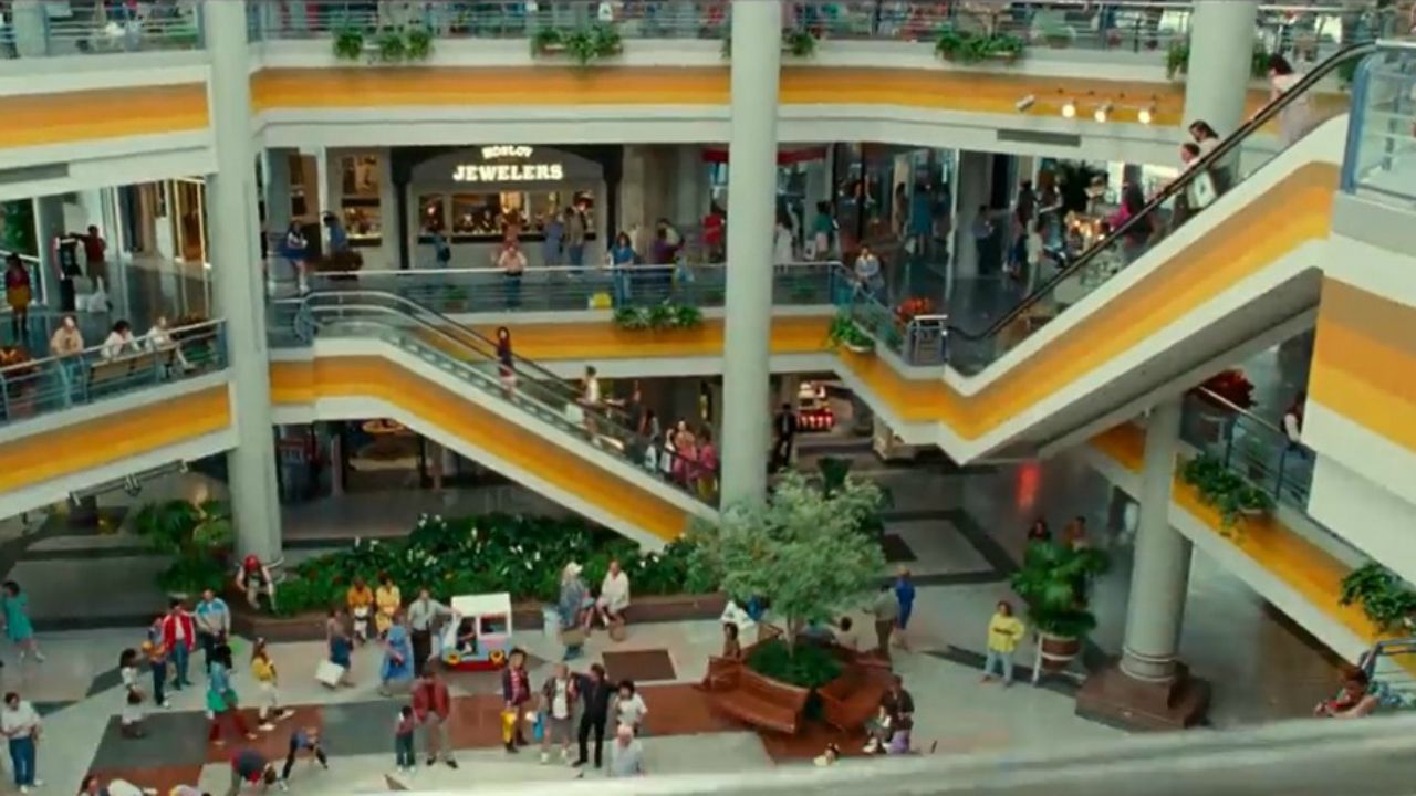 Wonder Woman 1984 Shopping Mall