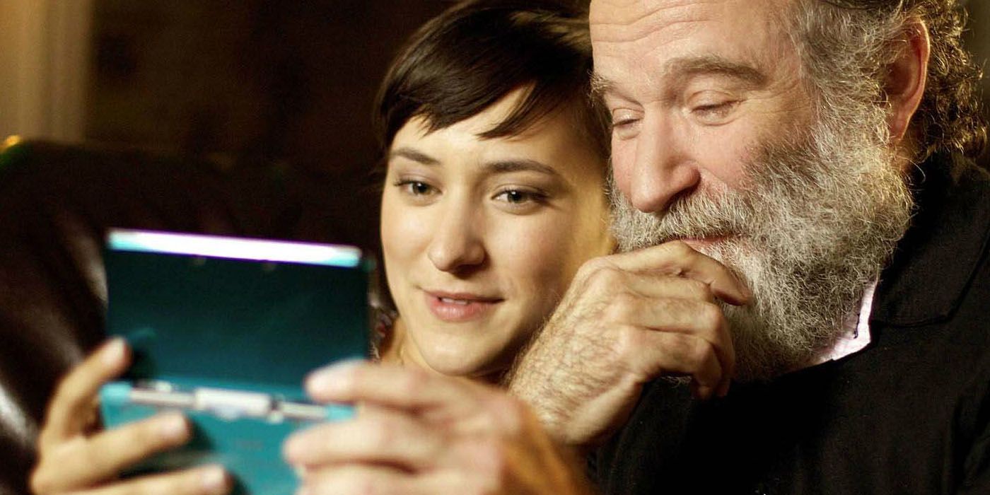 Zelda and Robin Williams playing with a Nintendo DS.