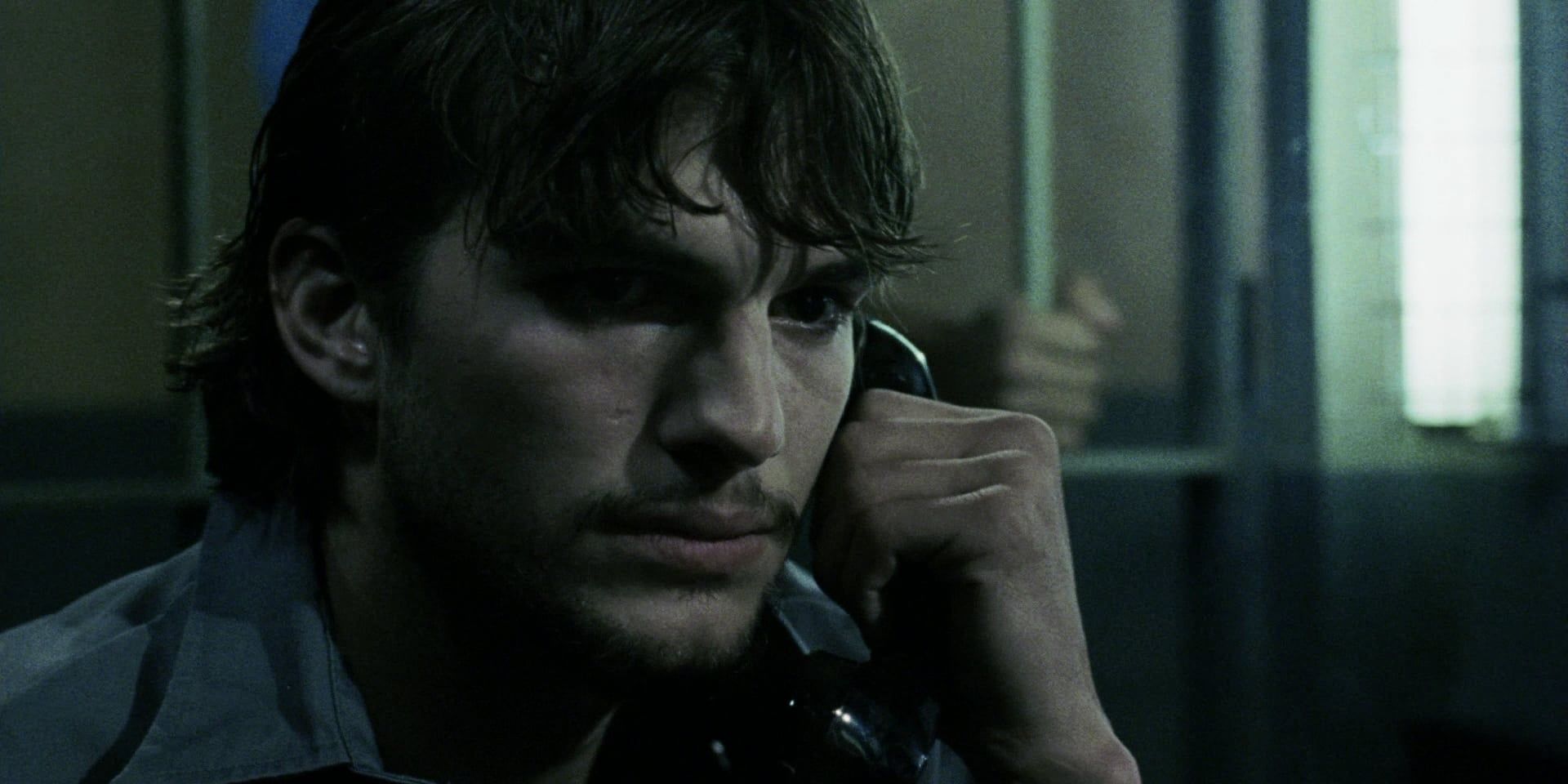 Ashton Kutcher ao telefone em O Efeito Borboleta