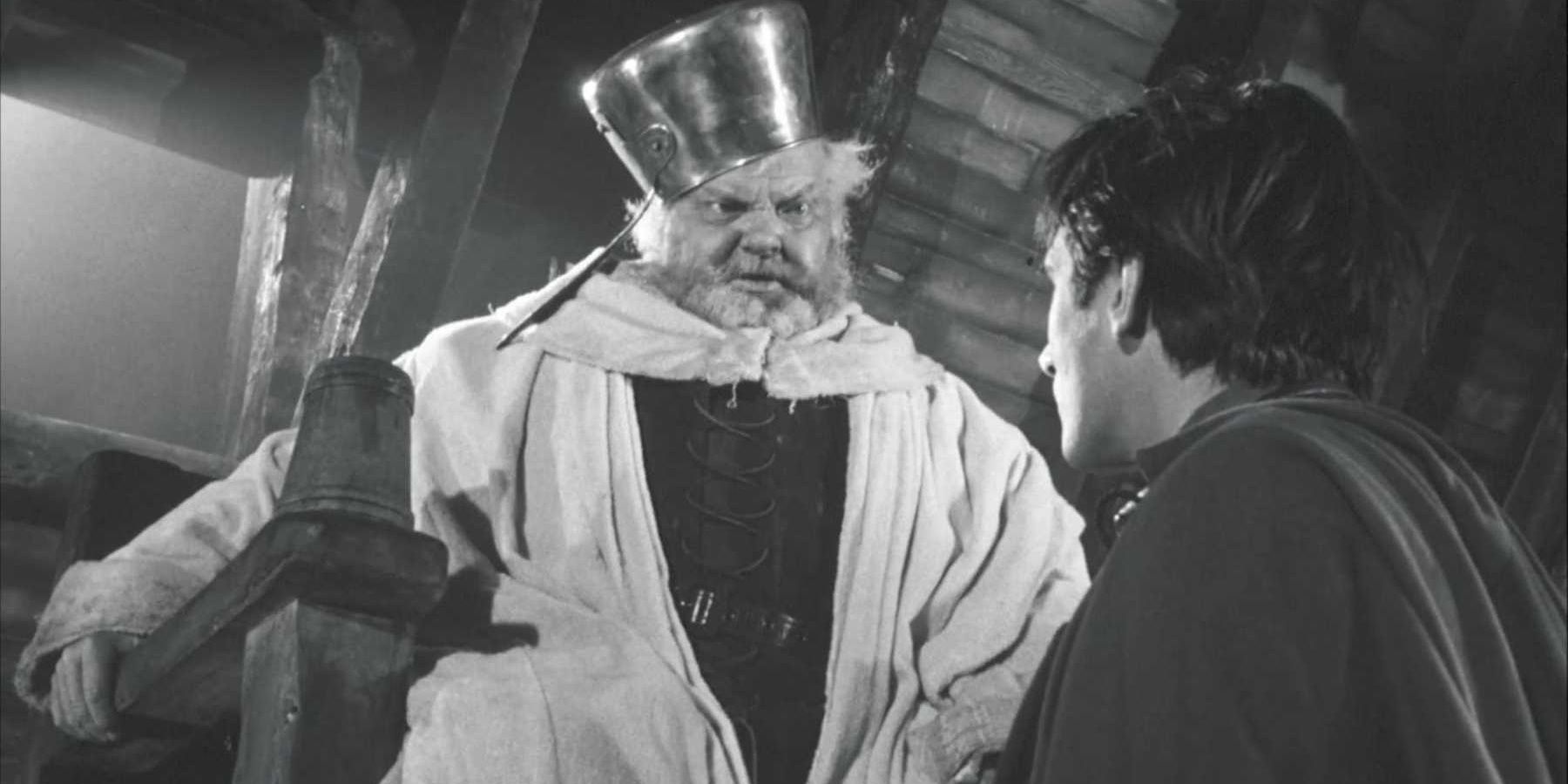 Falstaff wearing a pan on his head in Chimes at Midnight