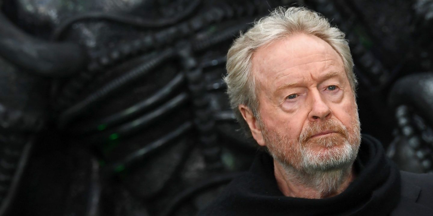 Ridley-Scott posing for a photo at an event