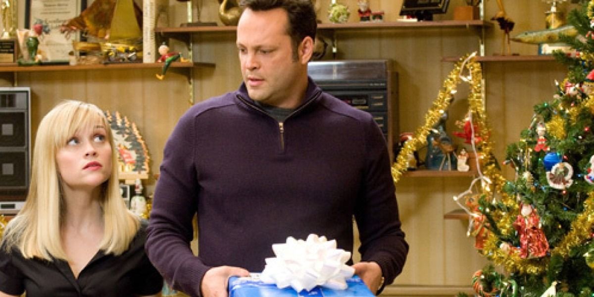 Reese Witherspoon and Vince Vaughn at a family gathering in Four Christmases.