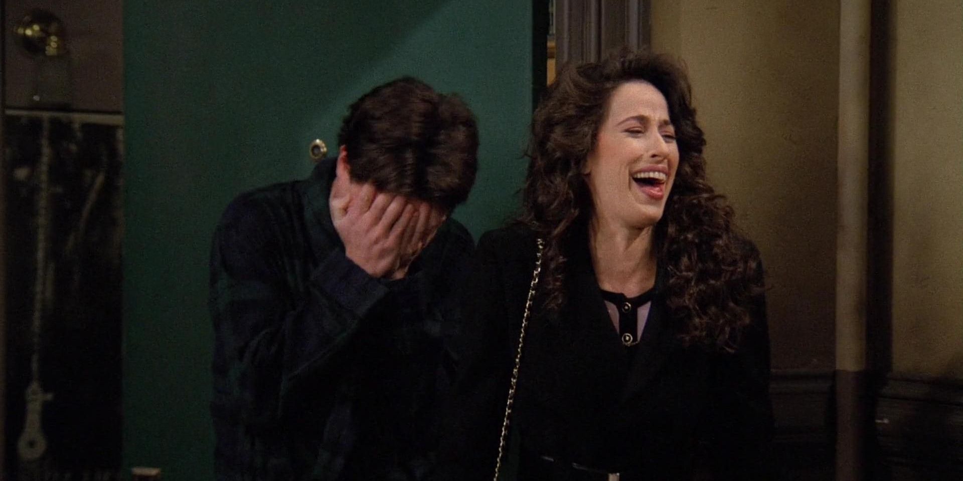 Chandler com o rosto entre as mãos enquanto Janice ri em Friends.