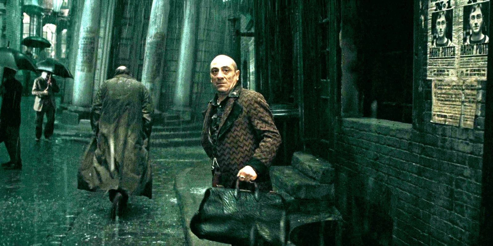 Mundungus Fletcher se virando para correr em Harry Potter.
