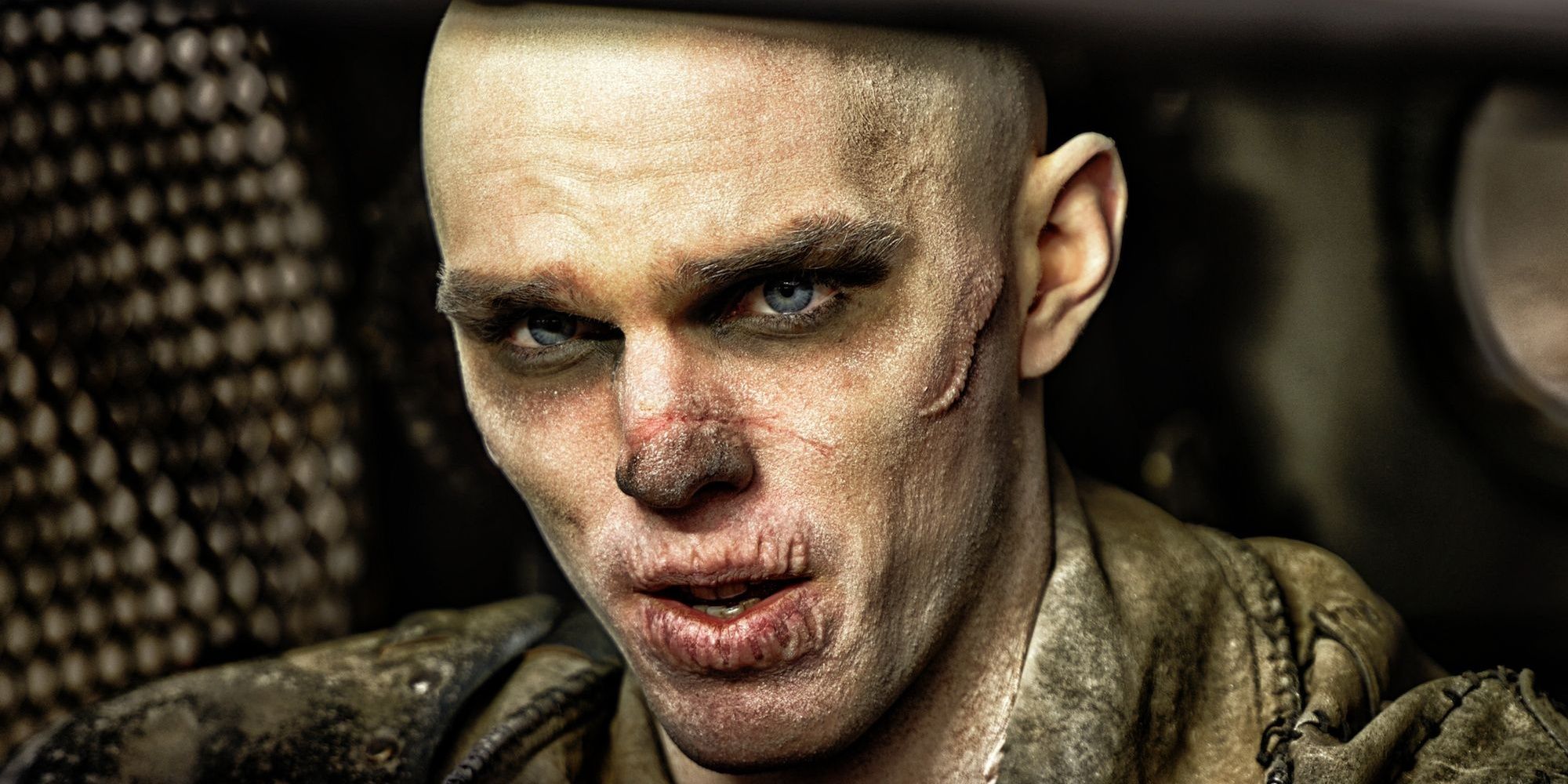 Nux no War Rig em Mad Mad: Fury Road, parecendo pálido e coberto de feridas.
