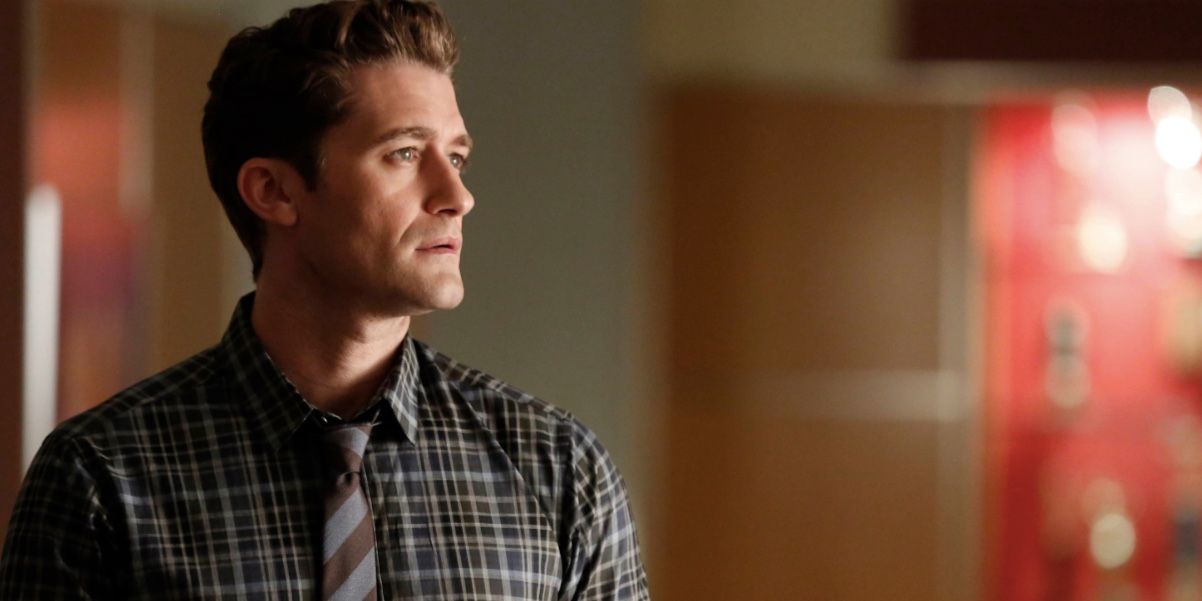 Liệu Schuester có nhìn sang bên trái khi đứng trong hành lang tại trường McKinley High ở Glee.