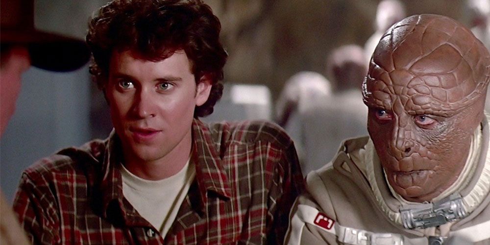 A young man next to an alien in The Last Starfighter