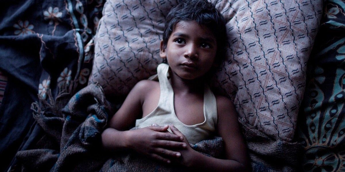 Lion Sunny Pawar Young Saroo In Bed