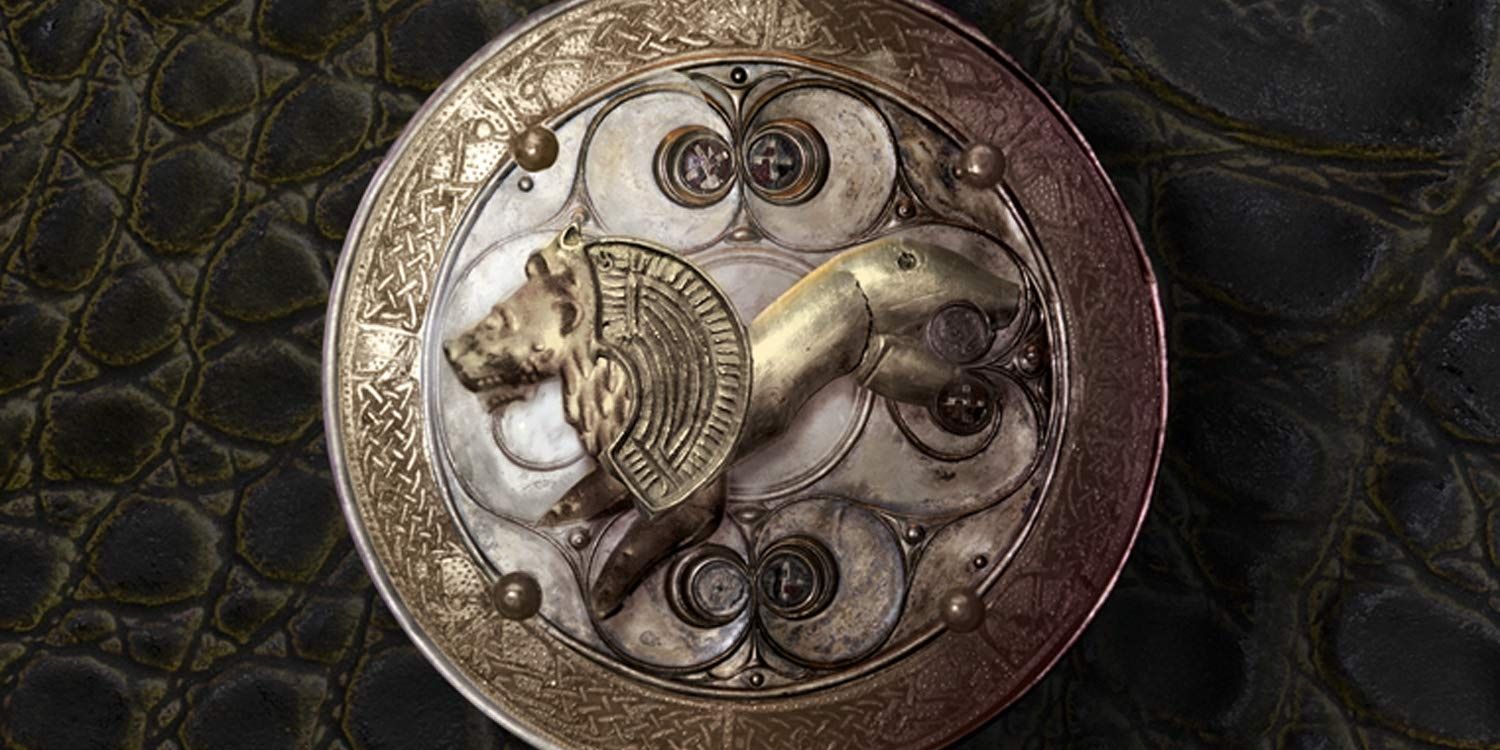 Uma foto recortada da capa de A Storm of Swords mostrando um escudo com um leão nele. 