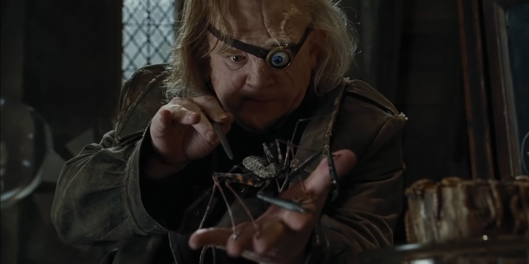 Alastor Mad-Eye Moody usando a maldição Imperious em uma aranha em Harry Potter e o Cálice de Fogo