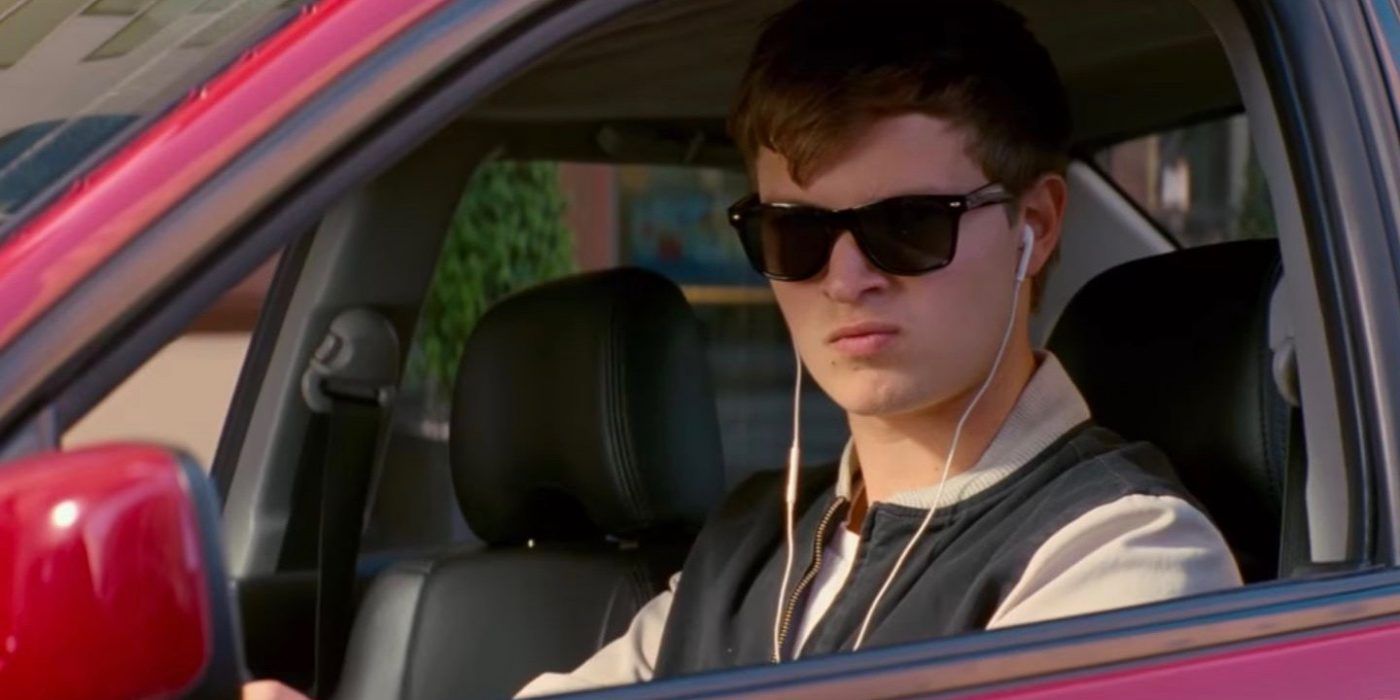 Bebê olhando pela janela aberta dentro de um carro em Baby Driver.