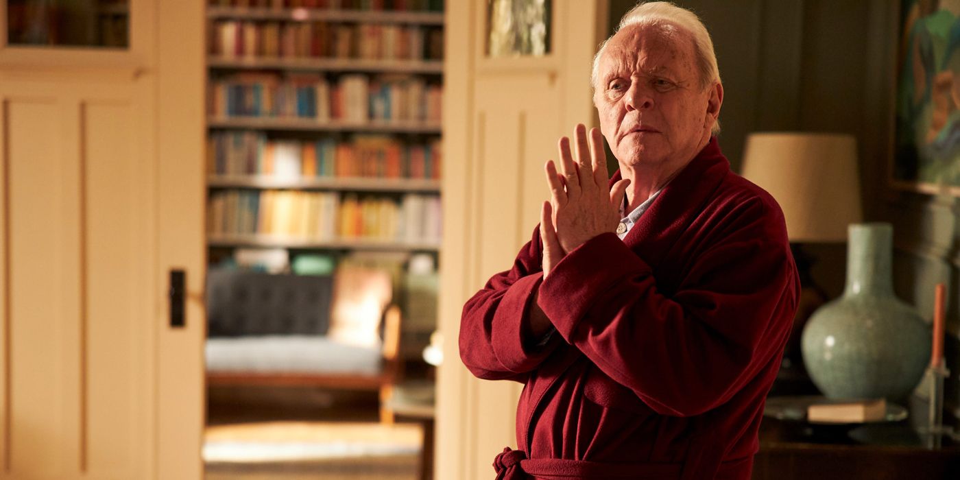 Anthony Hopkins como Anthony, frotándose las manos en El padre 