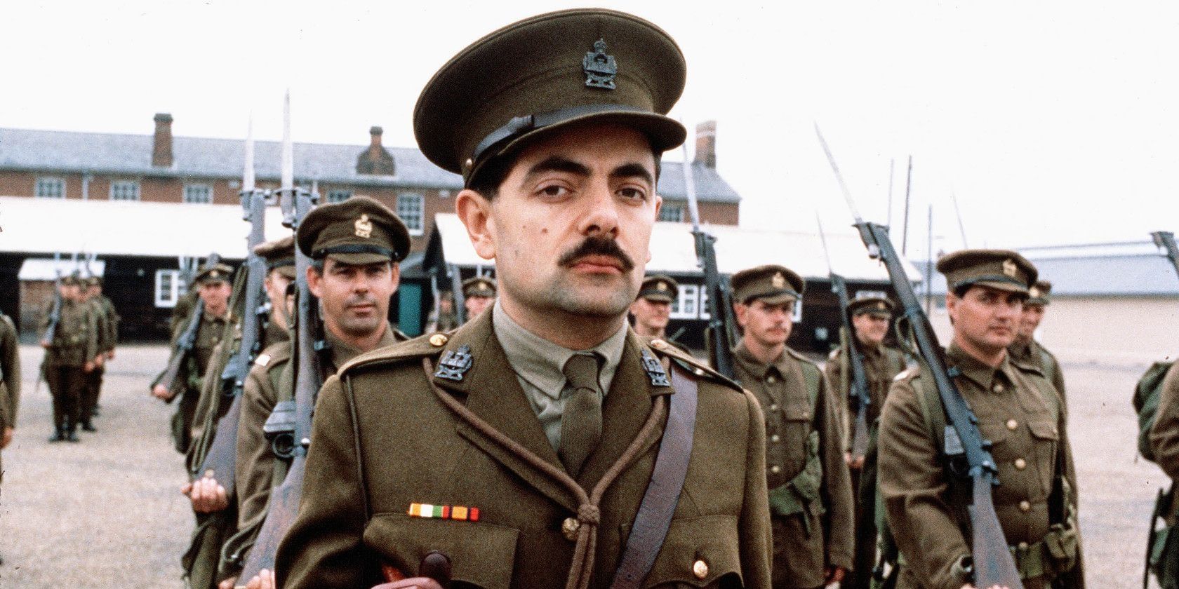 Rowan Atkinson como Blackadder na frente de suas tropas na série final de Blackadder