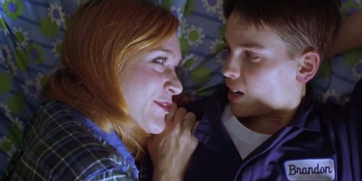 Chloe Sevigny and Hillary Swank talk on a bed from Boys Don't Cry