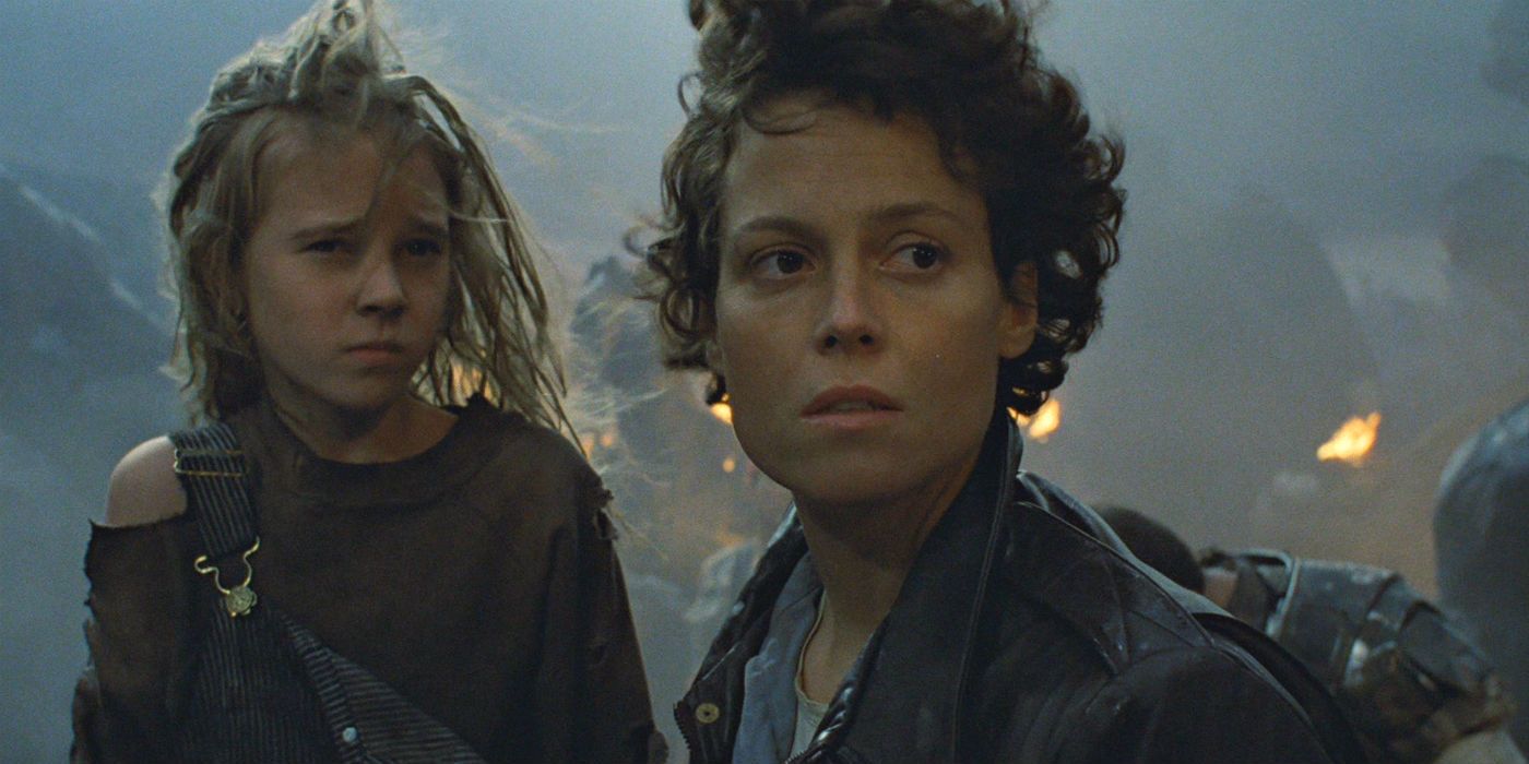 Carrie Henn and Sigourney Weaver as Newt and Ripley standing by a shipwreck in Aliens