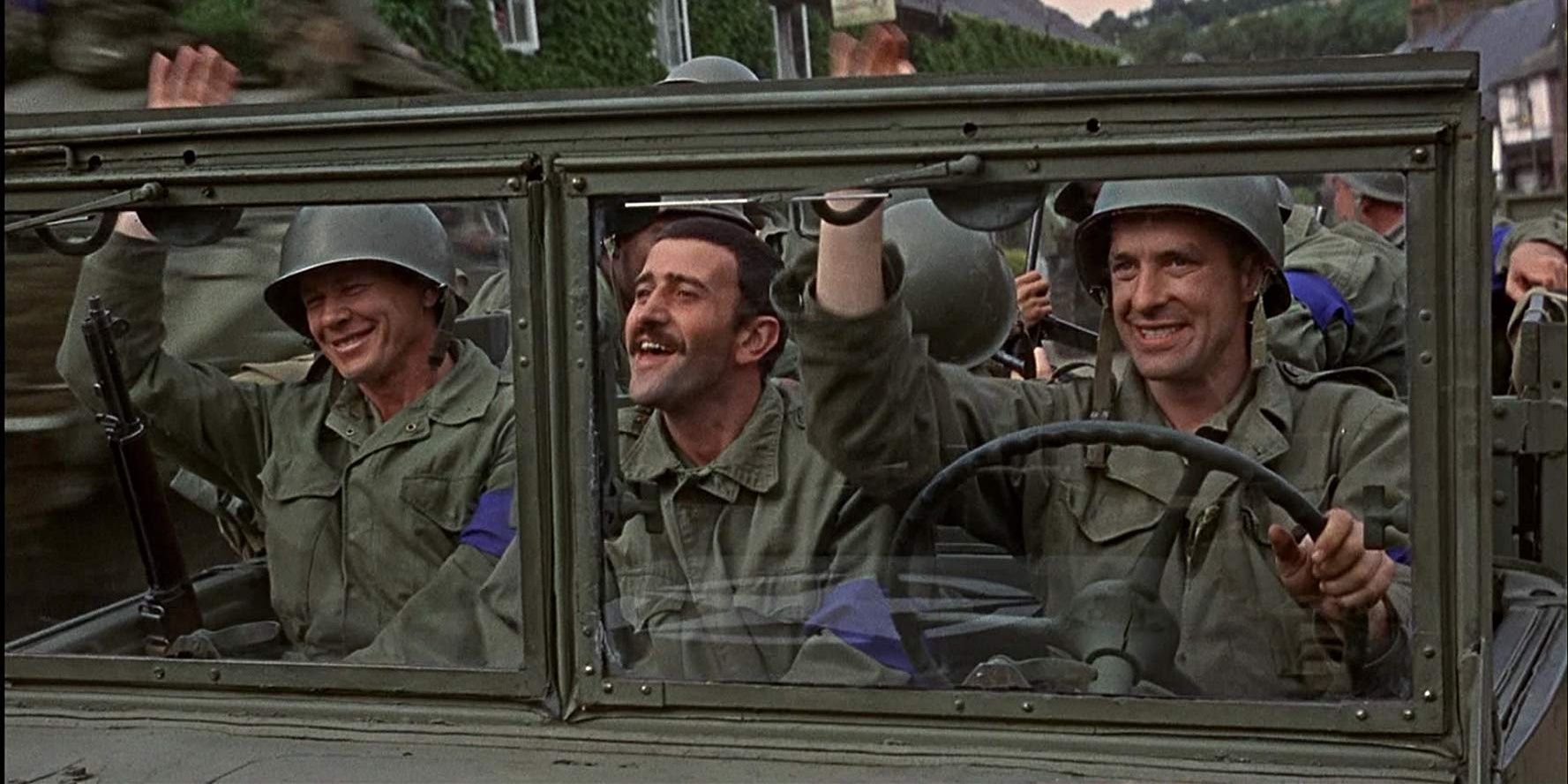 Charles Bronson, John Cassavetes e Al Mancini em um carro em The Dirty Dozen (1967)