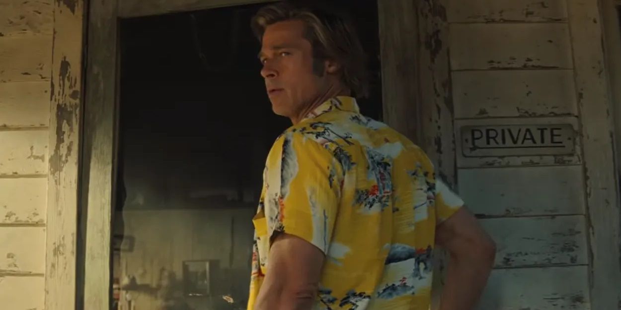Brad Pitt olha por cima do ombro em Era uma vez em Hollywood