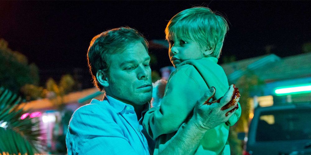 Dexter segurando seu filho.