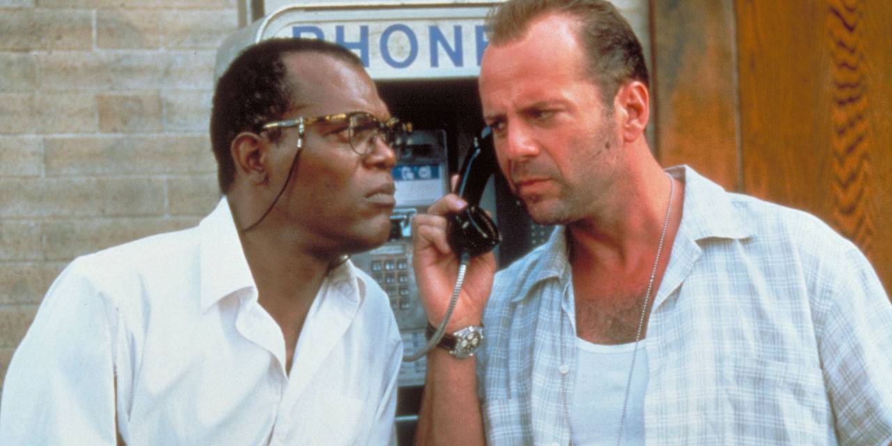 John e Zeus falam em um telefone público em Die Hard with a Vengeance