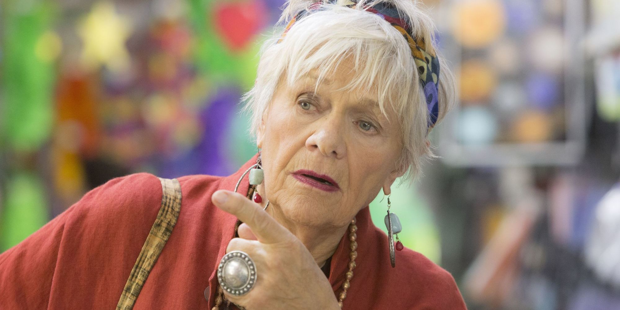 Estelle Parsons pointing in Grace and Frankie