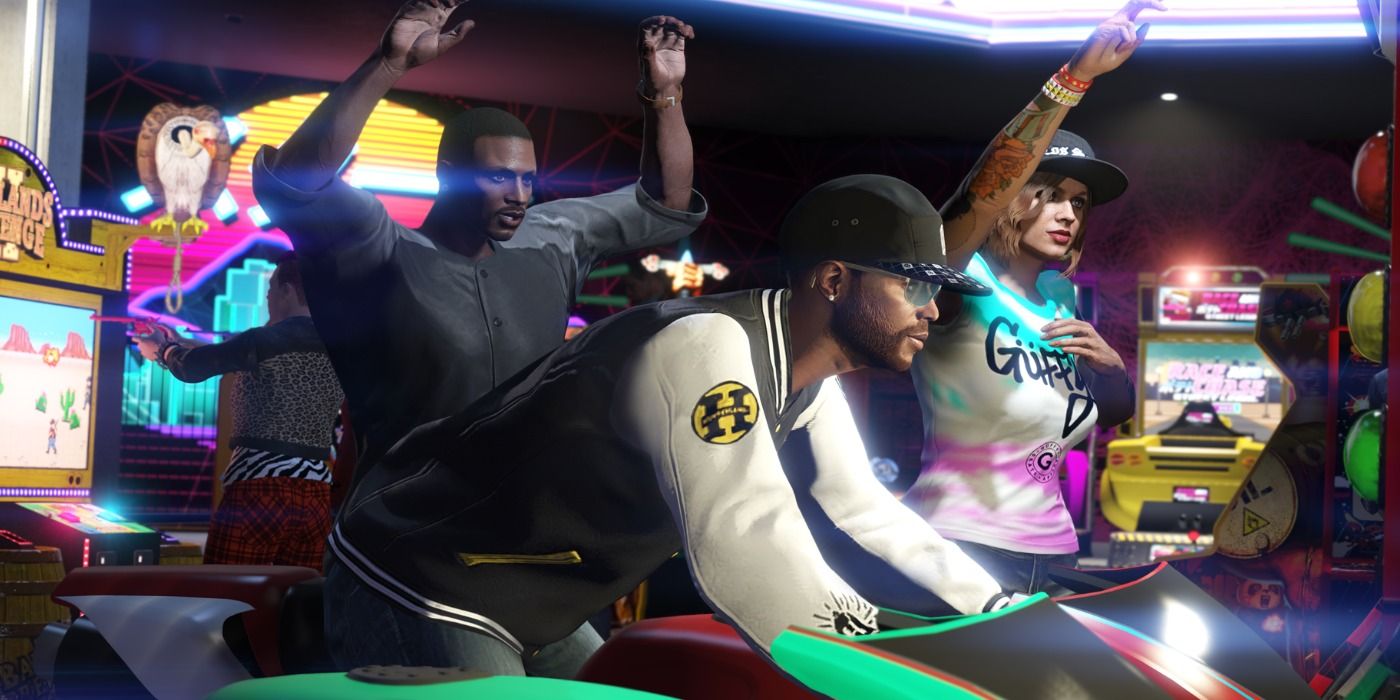Karakter Game Online Grand Theft Auto di arcade saling bersorak