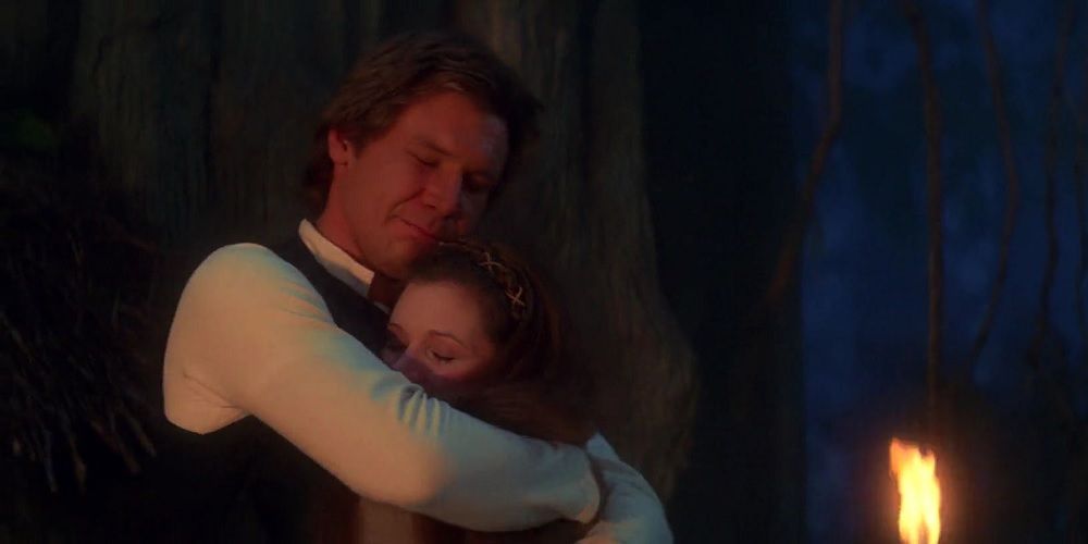 Han Solo and Leia Organa hug in Star Wars Return of the Jedi