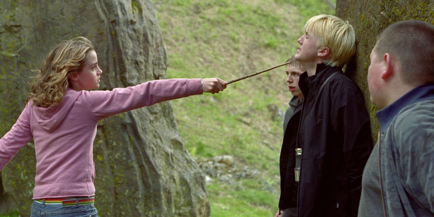 Hermione apontando sua varinha para Malfoy em Harry Potter