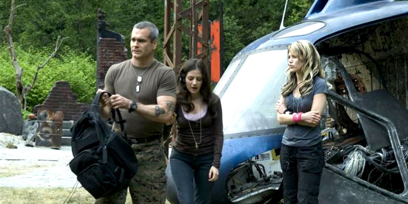 Henry Rollins as Dale outside helicopter in Wrong Turn 2
