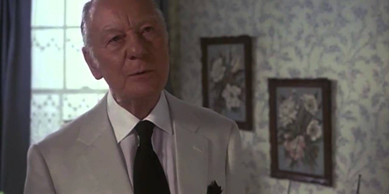 Sir John Gielgud as Hobson in Arthur (1981)