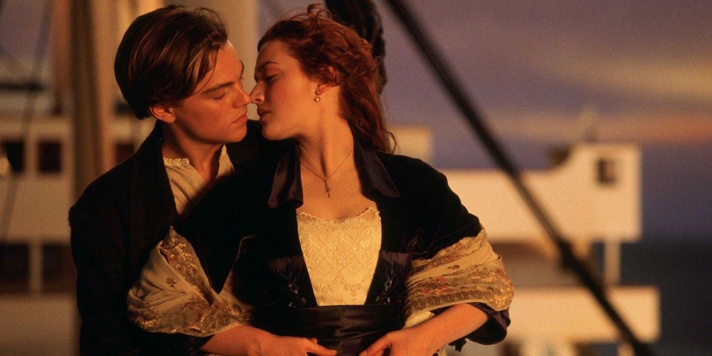 Jack and Rose kiss on the ship's railing
