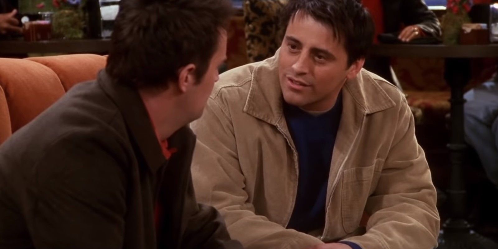 Chandler e Joey falando sério em Friends