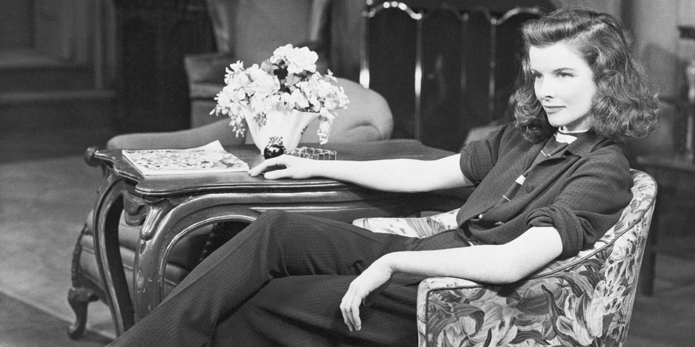 Katharine Hepburn sentada em uma cadeira em um filme do Oscar.