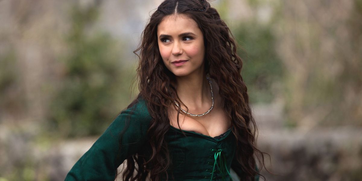 Katherine dalam kilas balik memakai gaun hijau di The Vampire Diaries