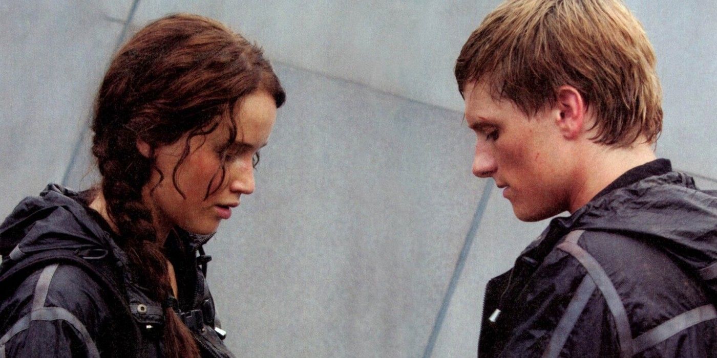 Katniss and Peeta before they eat the berries in The Hunger Games