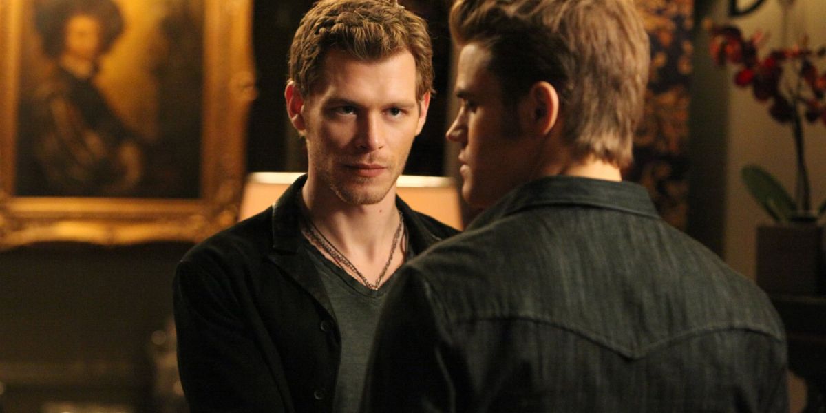 Klaus encarando Stefan na casa dos Salvatore em The Vampire Diaries 