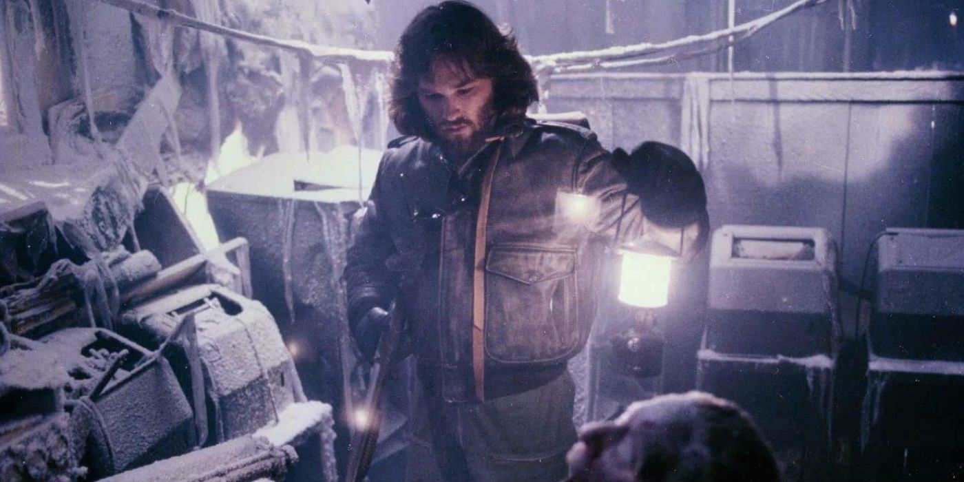 MacReady explorando a base norueguesa em The Thing