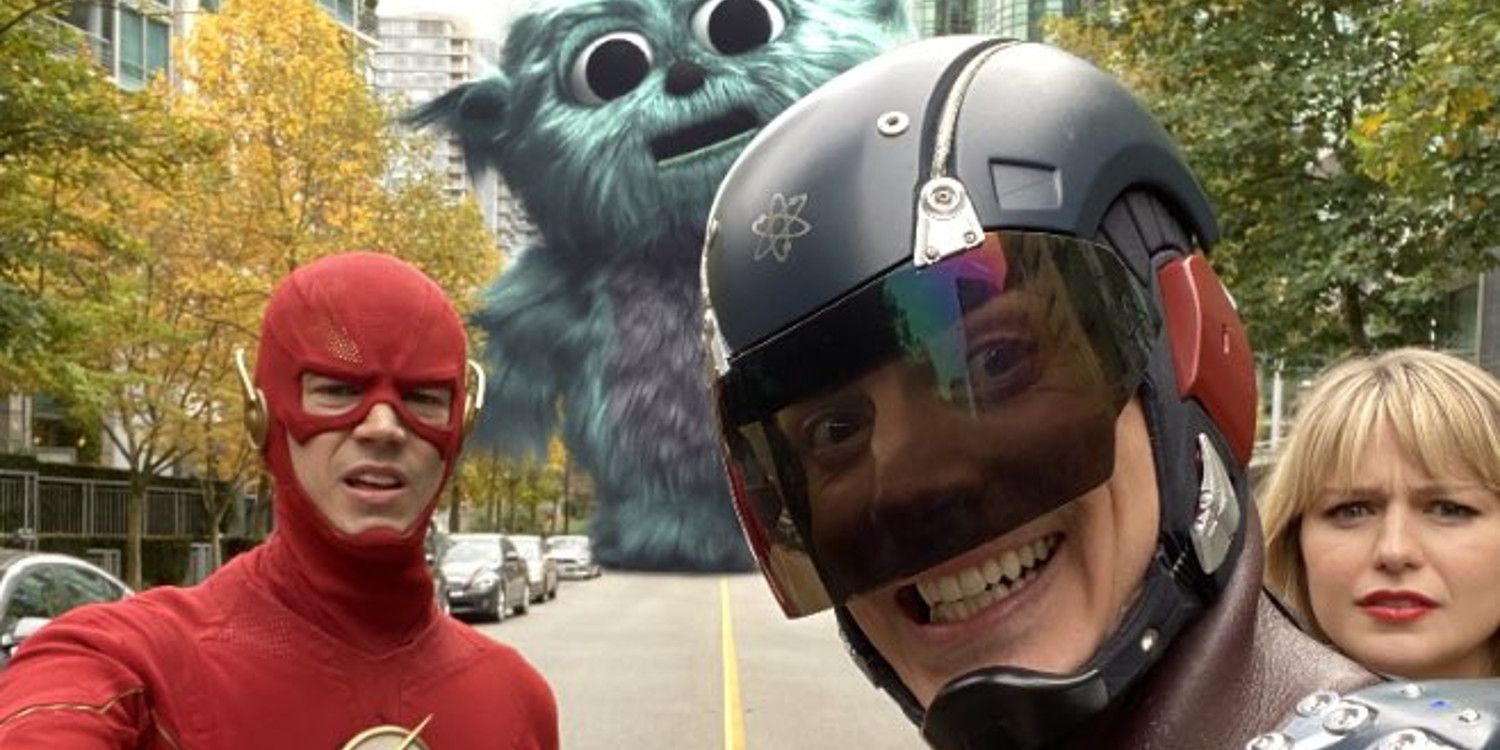 Legends of Tomorrow Flash Supergirl Atom Takes Selfie With Giant Beebo