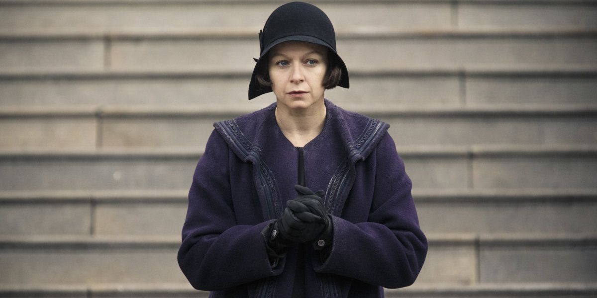 Samantha Morton as Mary Lou Barebone clapsing her hands in Fantastic Beasts and Where to Find Them
