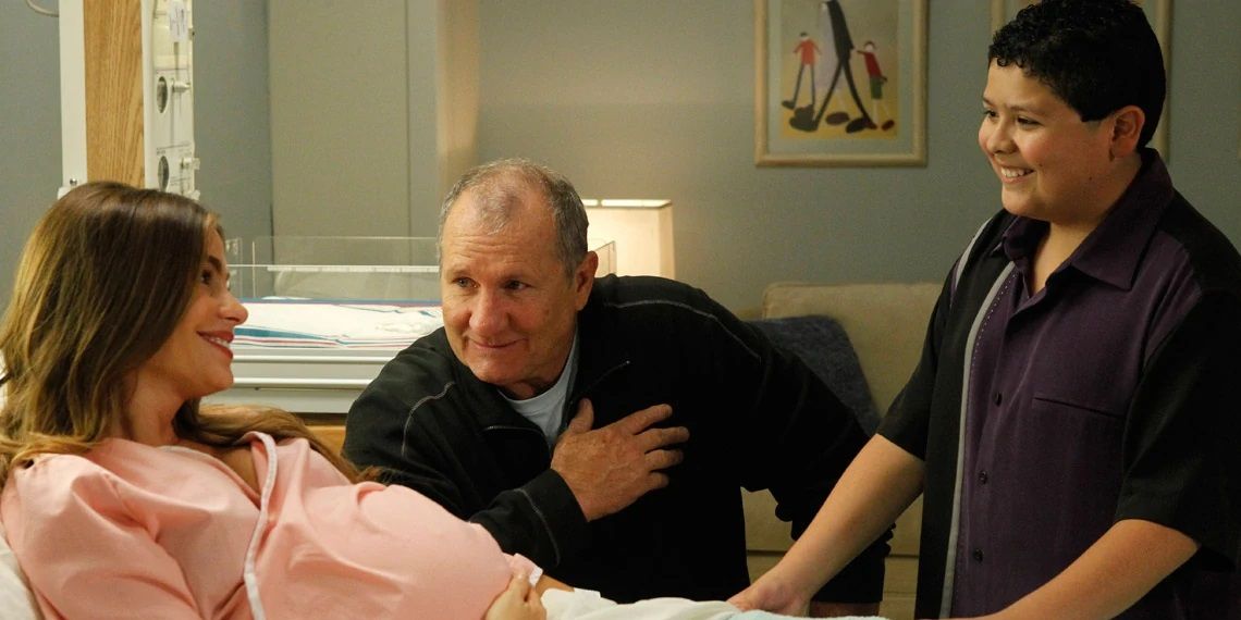 Modern Family - Gloria is in labor while Manny and Jay smile at her bedside