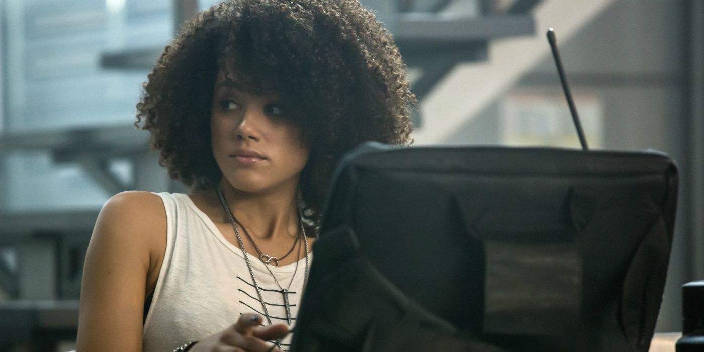 Nathalie Emmanuel atrás de um laptop em Velozes e Furiosos 7