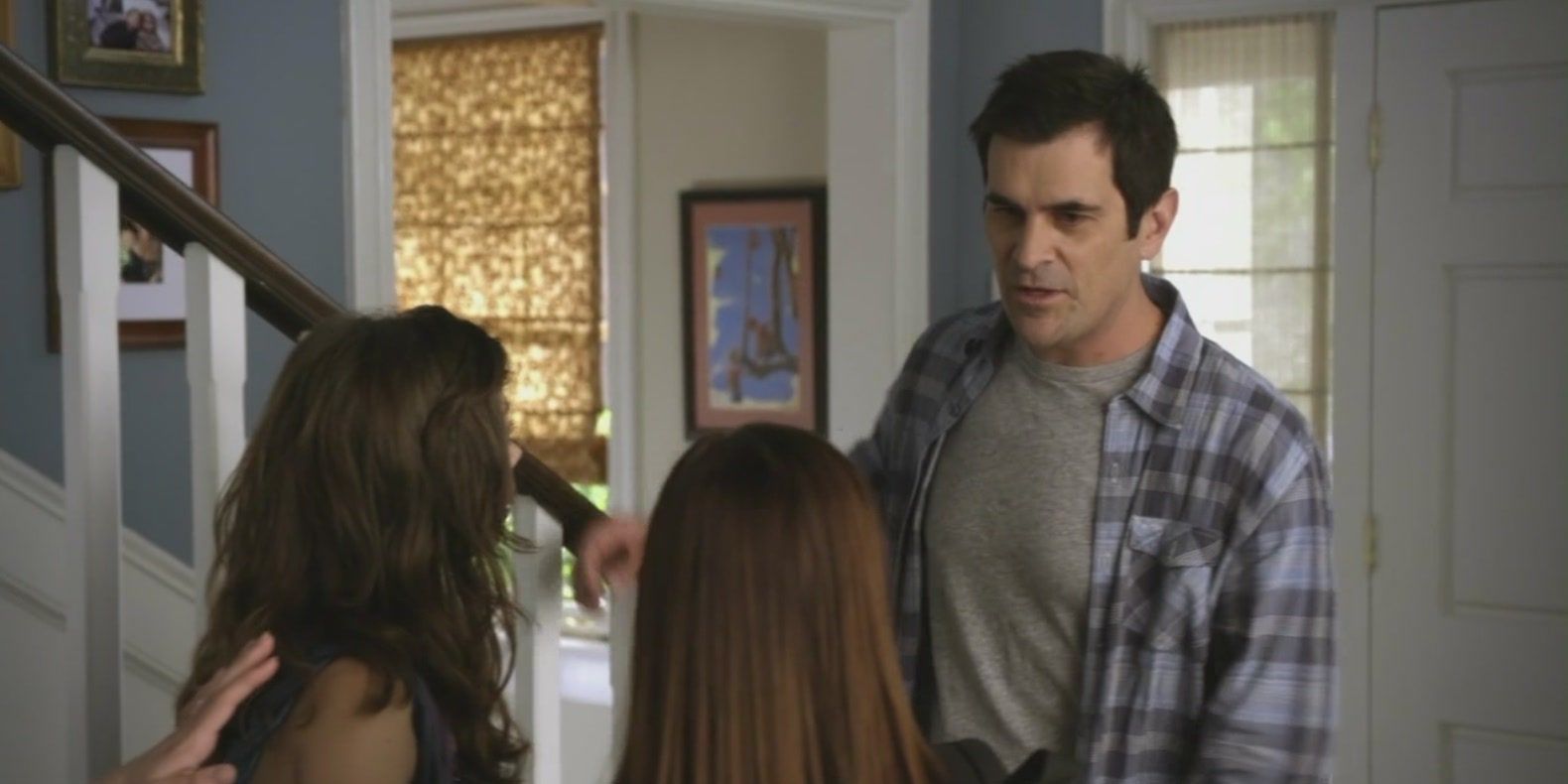 Phil talking to his daughters in Modern Family