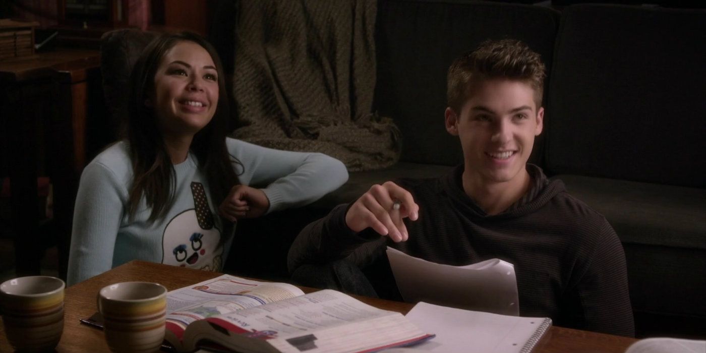 Mona and Mike smiling and studying on Pretty Little Liars