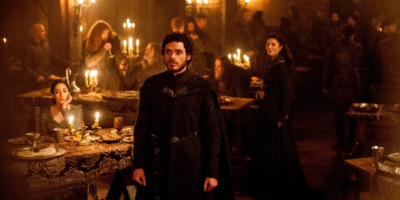 Robb Stark fica diante de Walder Frey antes de ser assassinado no Casamento Vermelho de Game OF Thrones