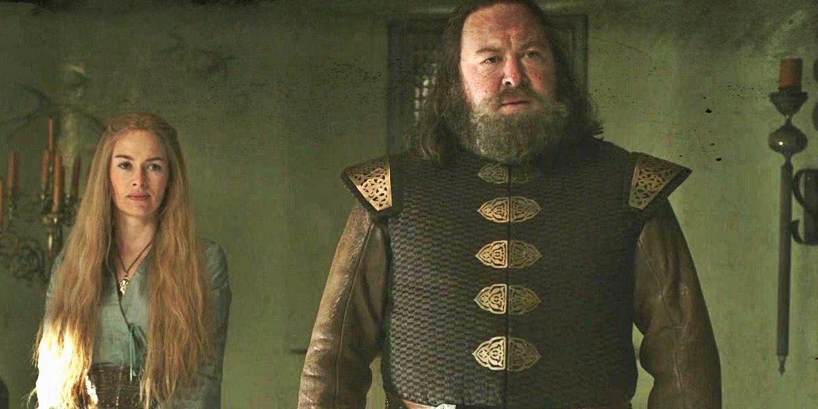 Robert Baratheon standing in front of Cersei with long hair