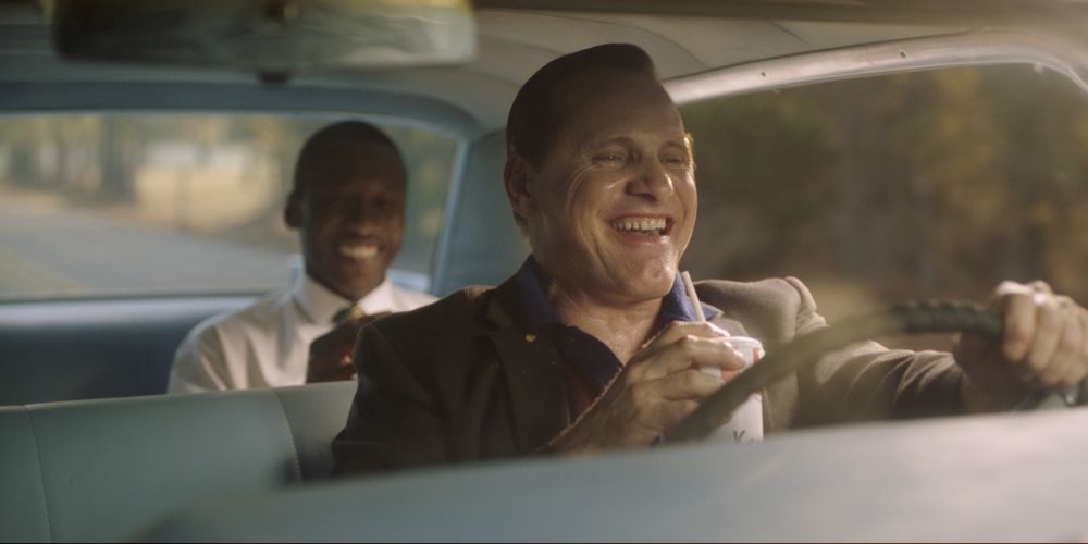 Viggo Mortensen eating KFC in Green Book, Mahershala Ali riding in back seat