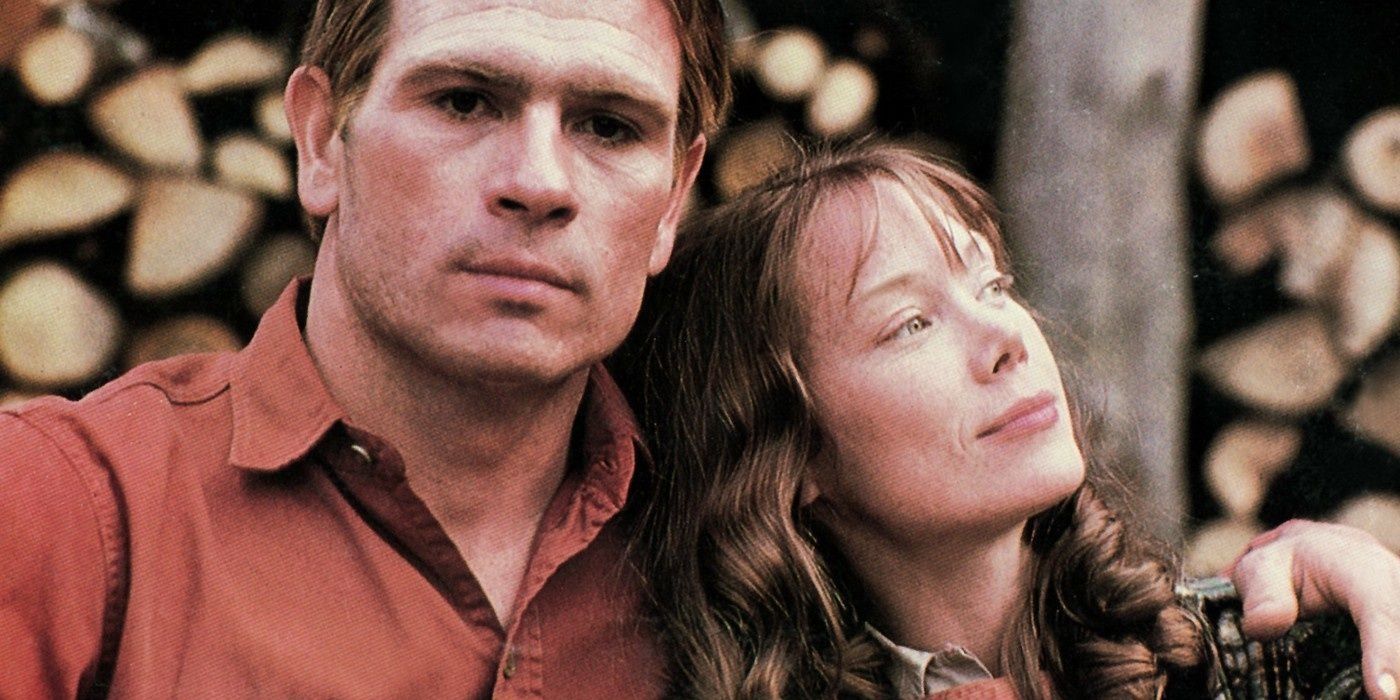 Loretta Lynn (Sissy Spacek) leans on Doolittle Lynn's (Tommy Lee Jones) shoulder in Coal Miner's Daughter