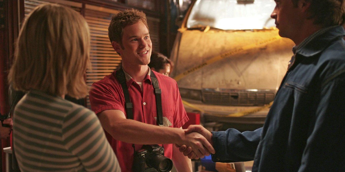 Jimmy Olsen talks to Clark and Chloe in Smallville.
