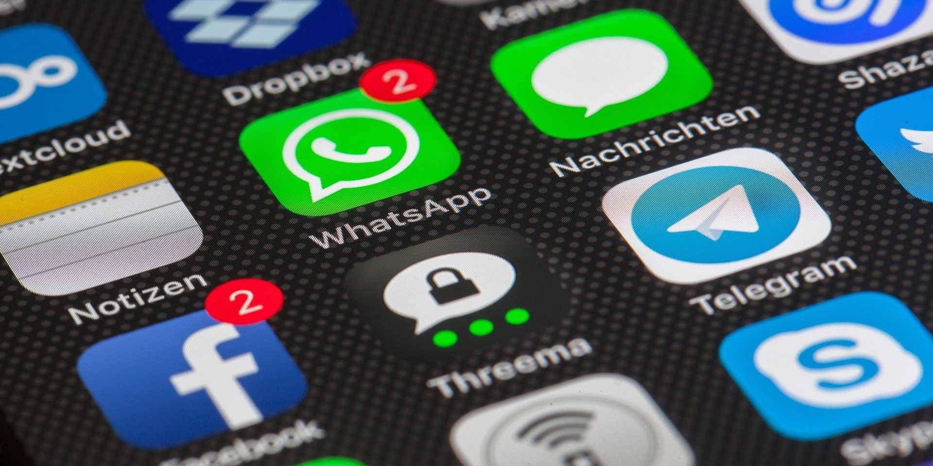 Un écran de téléphone avec les icônes Telegram, Facebook, WhatsApp et Skype