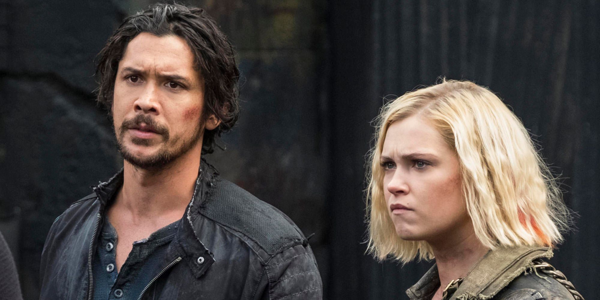 Bellamy (Bob Morley) e Clarke (Eliza Taylor) durante um momento tenso em The 100